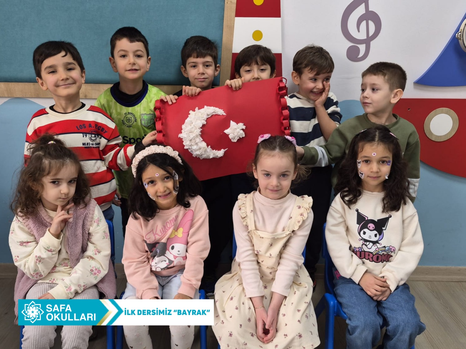 Bayrak Sevgisiyle Kırmızıya Boyanan Yürekler